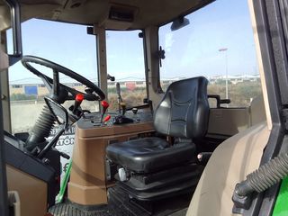 Tractor JOHN DEERE 6100.