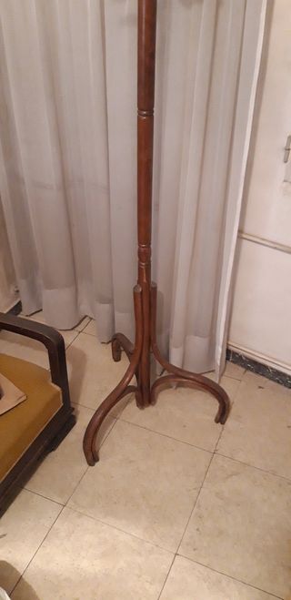 Antiguo perchero de madera