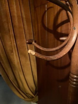 Antiguo perchero de madera