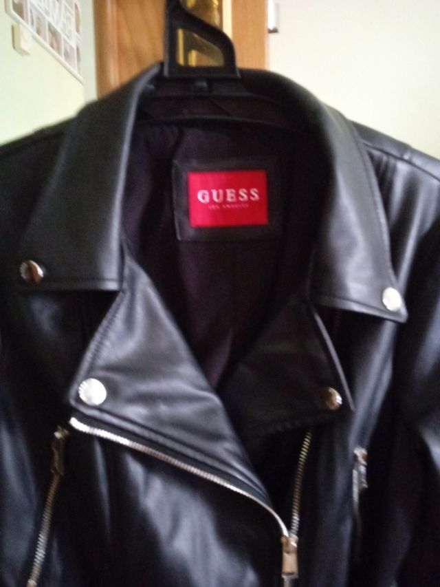Cazadora piel Guess. Muy poco usada y rebajada