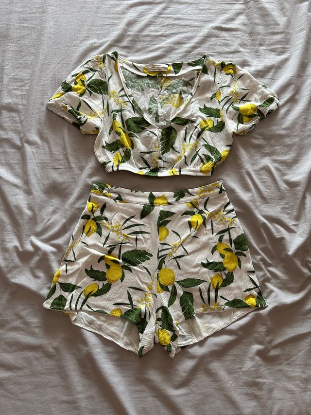 Conjunto de top y shorts de mujer
