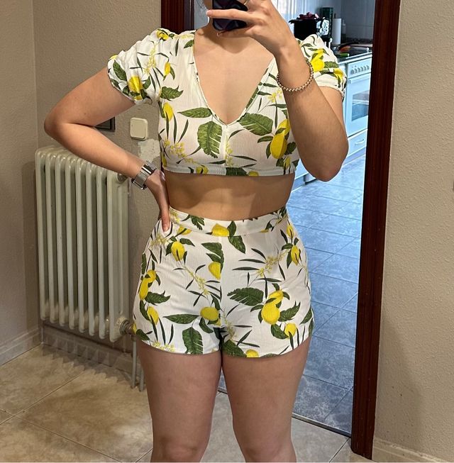 Conjunto de top y shorts de mujer