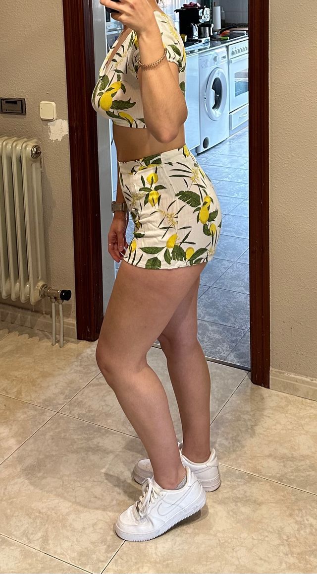 Conjunto de top y shorts de mujer