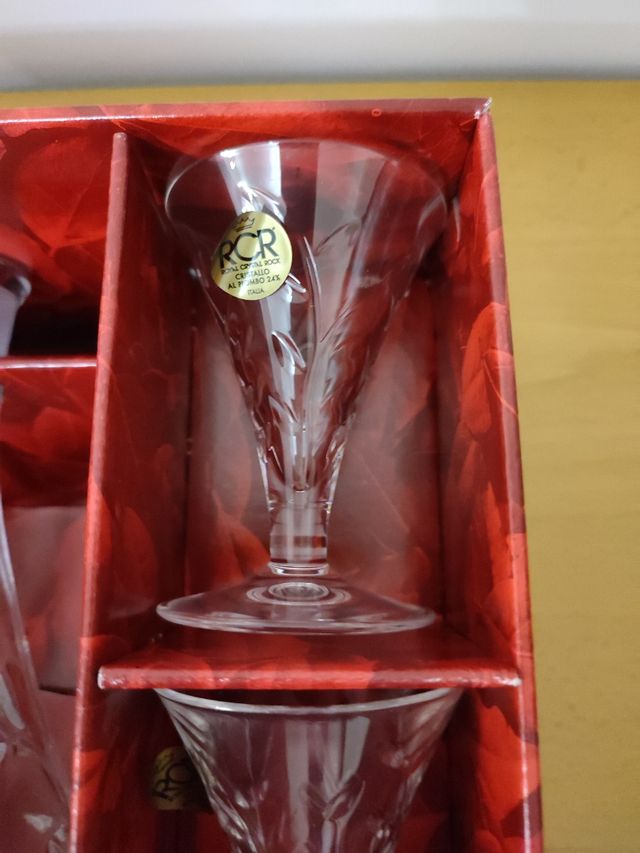 Juego de botella y copas RCR modelo Laurus.