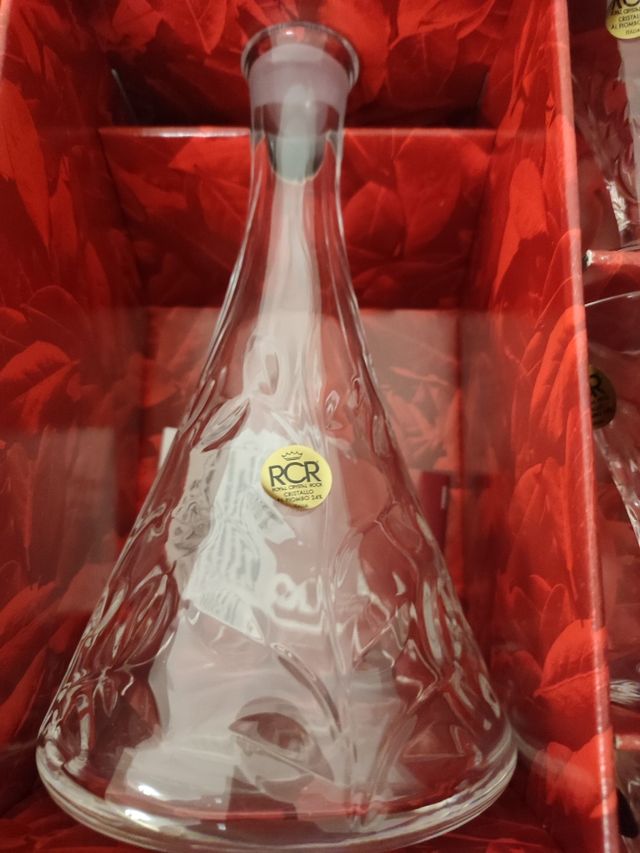 Juego de botella y copas RCR modelo Laurus.