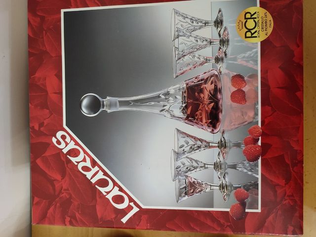 Juego de botella y copas RCR modelo Laurus.