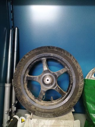 llanta delantera con neumático Yamaha aerox
