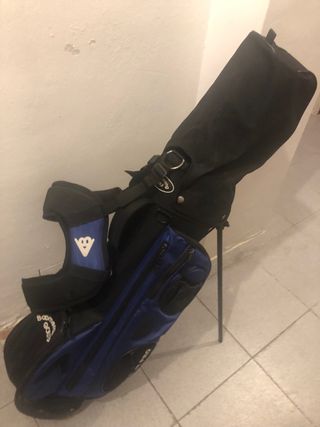 Palos de golf más bolsa infantil.