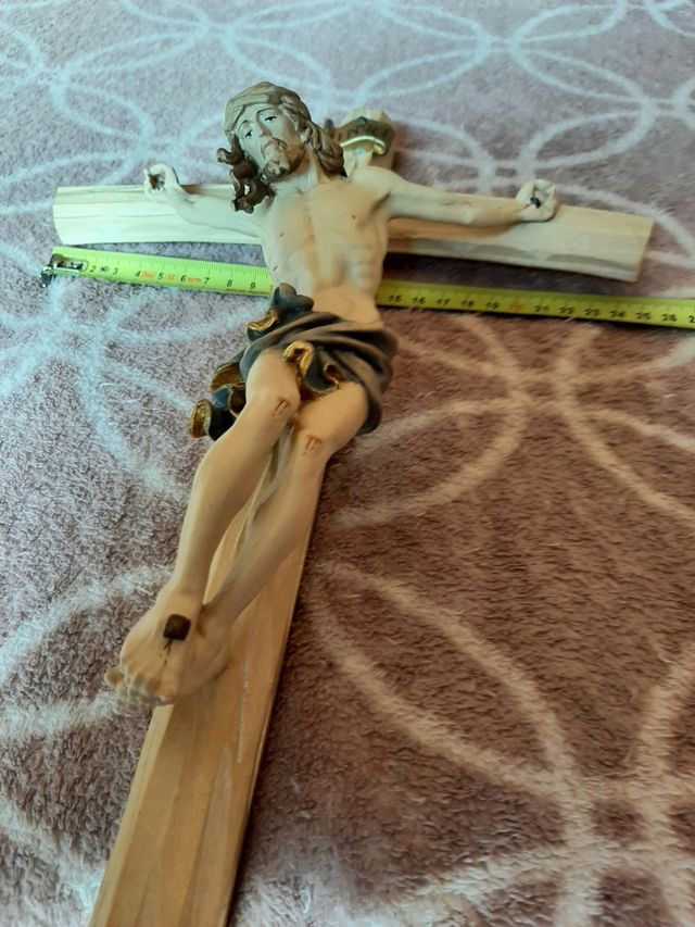 Hermoso Jesús crucificado, tallado en madera