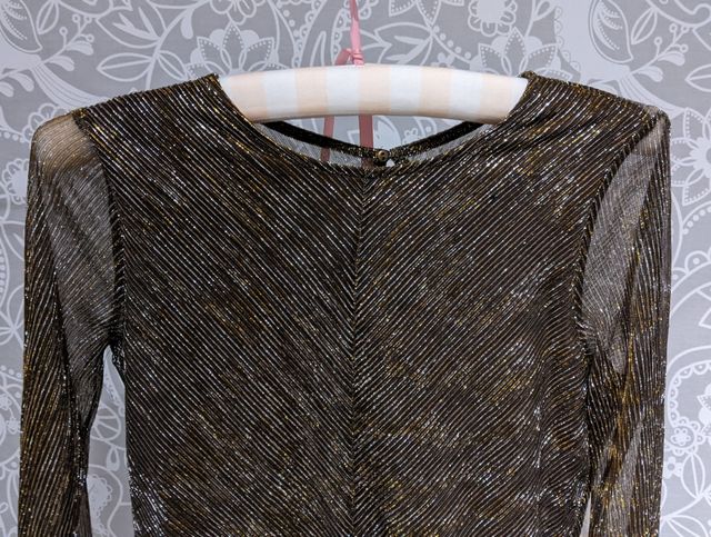 Vestido dorado talla M. Sfera