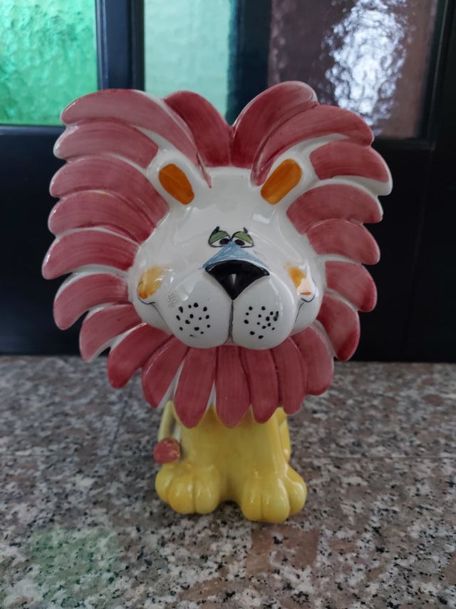 Salvadanaio a forma di leone