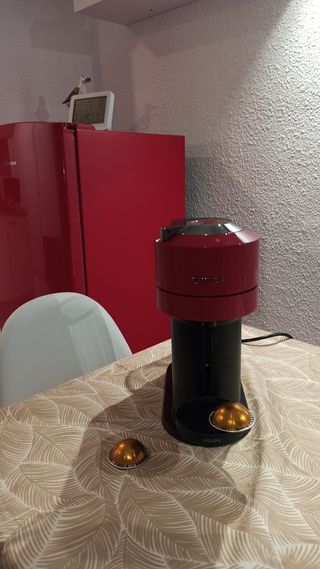Cafetera Nespresso Vertuo Krups color Roja.