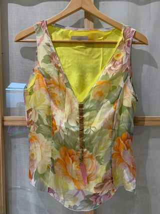 Conjunto falda y top estampado de flores.