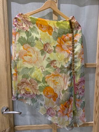 Conjunto falda y top estampado de flores.