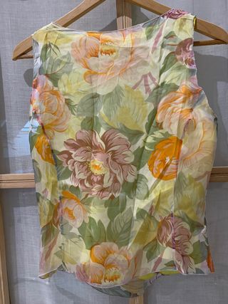 Conjunto falda y top estampado de flores.