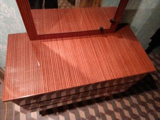 Antiguo tocador de madera contrachapada vintage