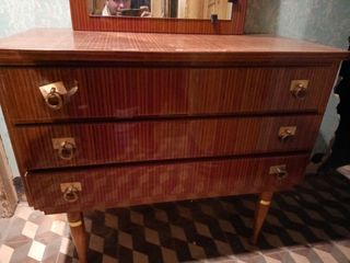 Antiguo tocador de madera contrachapada vintage