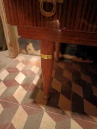 Antiguo tocador de madera contrachapada vintage