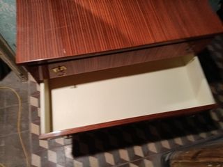 Antiguo tocador de madera contrachapada vintage