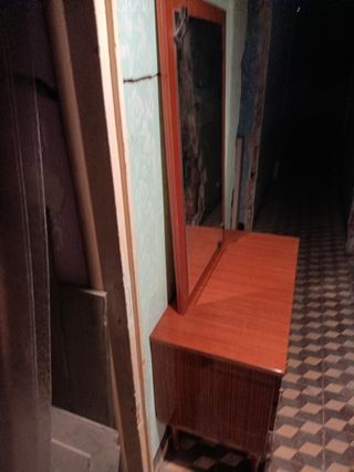 Antiguo tocador de madera contrachapada vintage