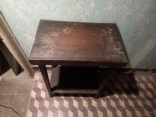 Antigua mesita para radio antigua de recibidor