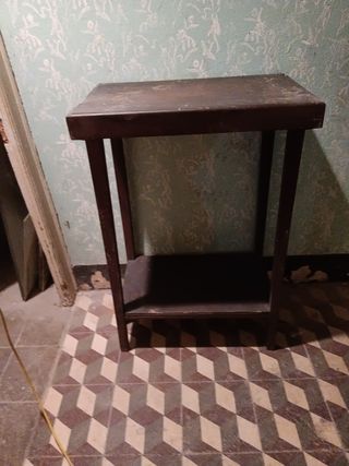 Antigua mesita para radio antigua de recibidor