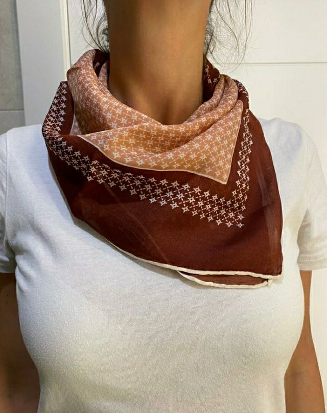 Pañuelo fino color rosa y burdeos. Poco uso