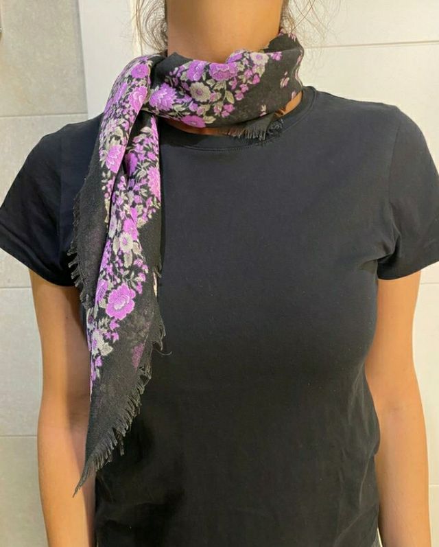 Pañuelo negro y morado. Poco uso.