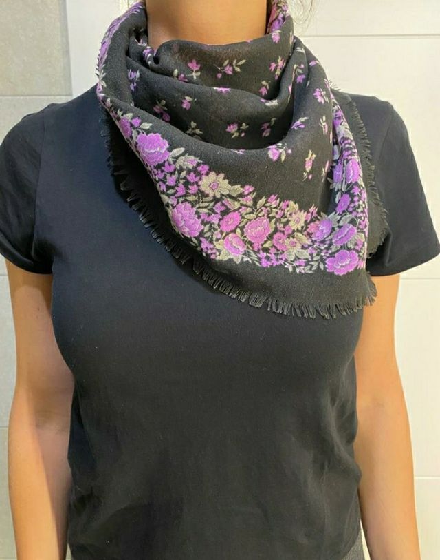 Pañuelo negro y morado. Poco uso.