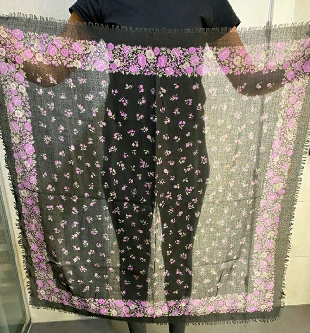 Pañuelo negro y morado. Poco uso.