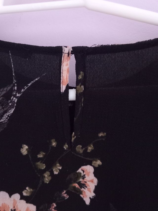 Camisa negra estampado flores