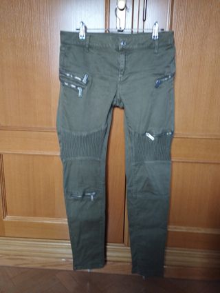 Pantalón de chica verde caqui de Zara