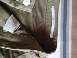 Pantalón de chica verde caqui de Zara