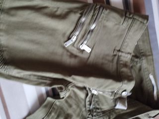 Pantalón de chica verde caqui de Zara