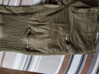 Pantalón de chica verde caqui de Zara