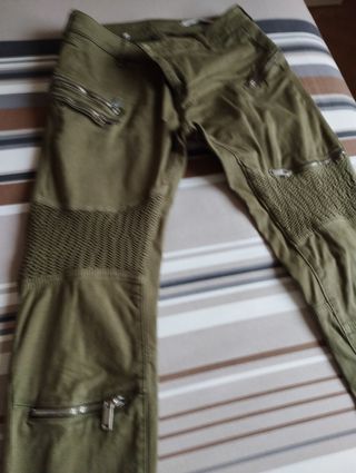 Pantalón de chica verde caqui de Zara