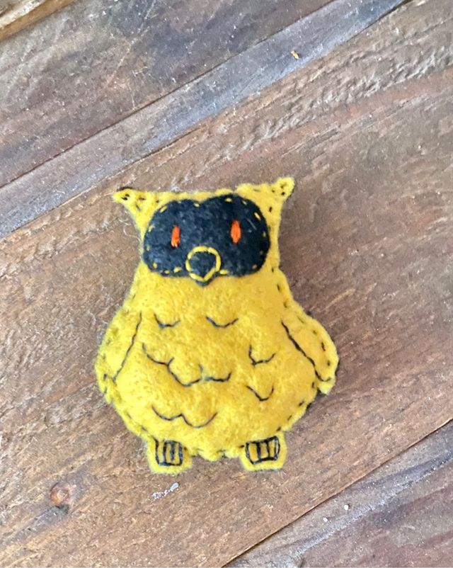 Broches de fieltro hechos a mano a elegir