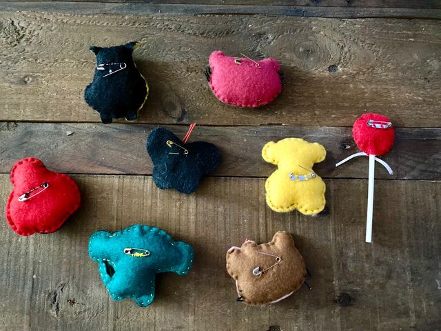 Broches de fieltro hechos a mano a elegir