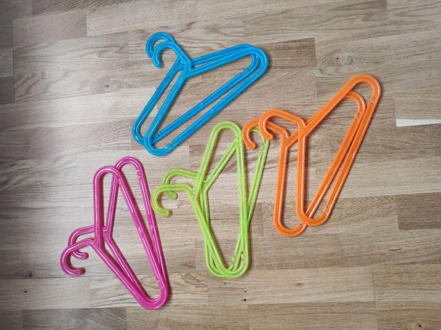 8 perchas infantiles de colores