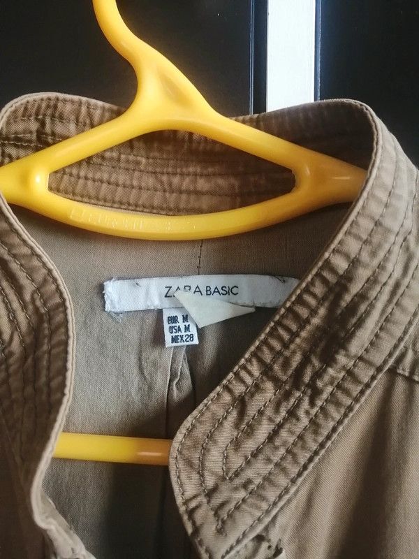 Cazadora mujer Zara. Verde. Talla M.