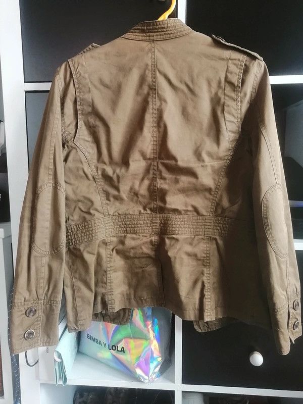 Cazadora mujer Zara. Verde. Talla M.