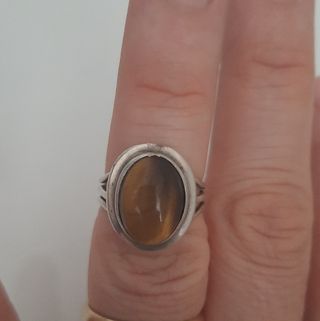 anillo de plata y ojo de tigre