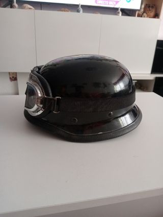 casco retro antiguo con gafas