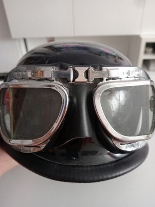 casco retro antiguo con gafas