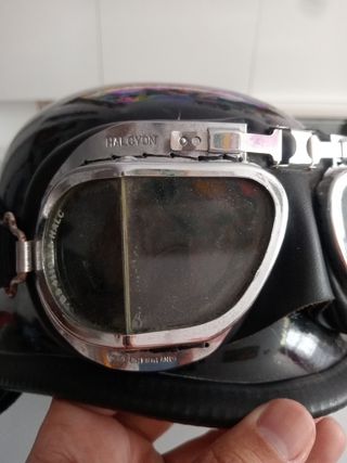 casco retro antiguo con gafas