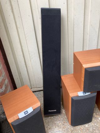Altavoces JBL y Panasonic