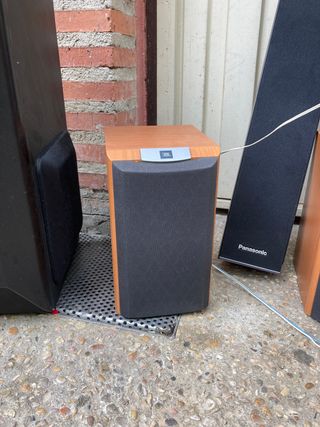 Altavoces JBL y Panasonic