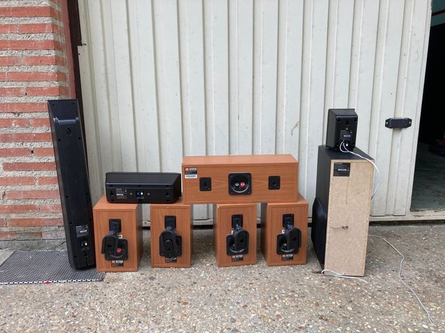 Altavoces JBL y Panasonic