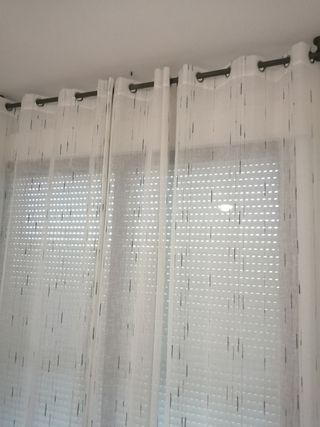 Dos cortinas blanco y gris