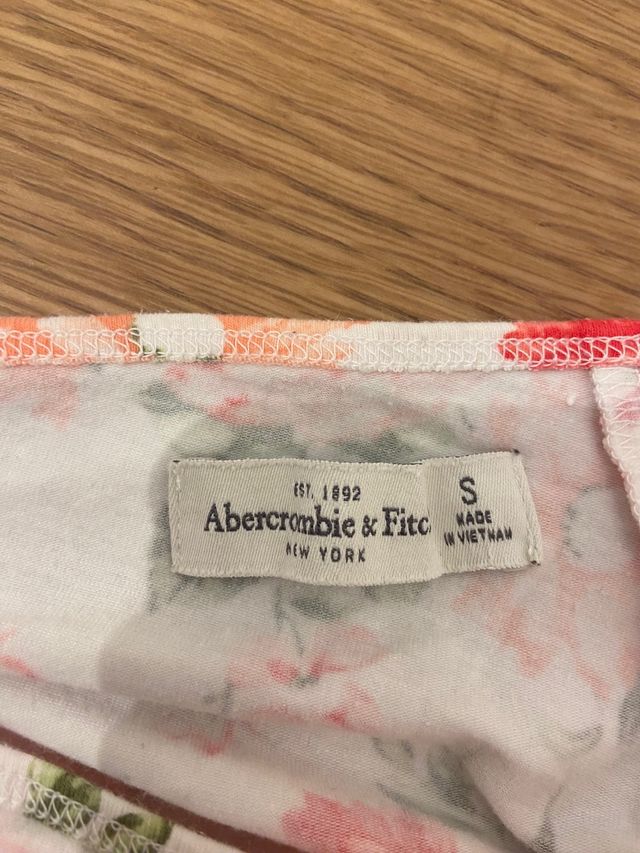 Top de flores de Abercrombie & Fitch